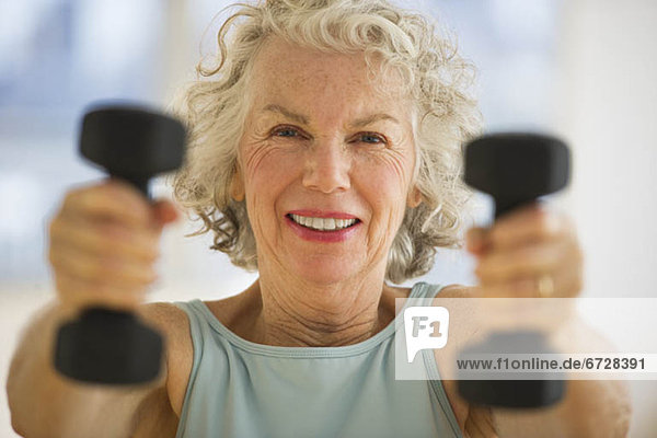 Vereinigte Staaten von Amerika  USA  Senior  Senioren  benutzen  Fitness-Studio  Portrait  Frau  Hantel  Jersey City  New Jersey