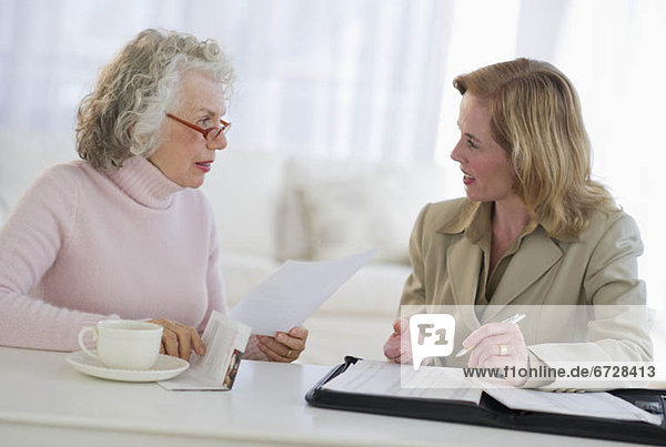 Vereinigte Staaten von Amerika USA Senior Senioren Frau sprechen Finanzen Rat zu Hause
