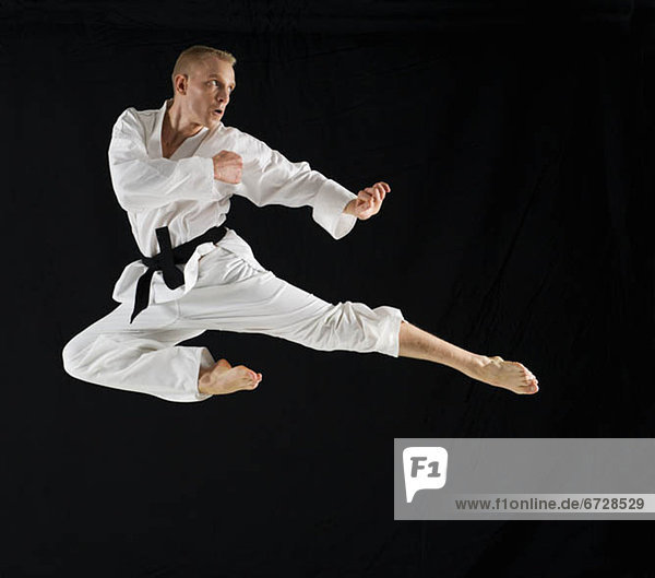 Mann  treten  schwarz  Hintergrund  zeigen  jung  Karate