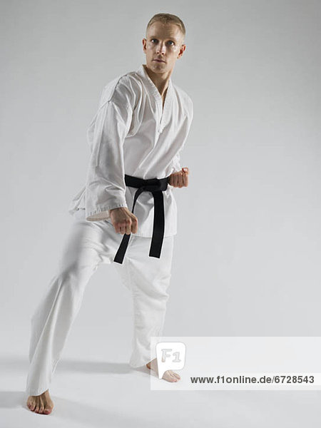 Mann  weiß  Hintergrund  zeigen  jung  Karate
