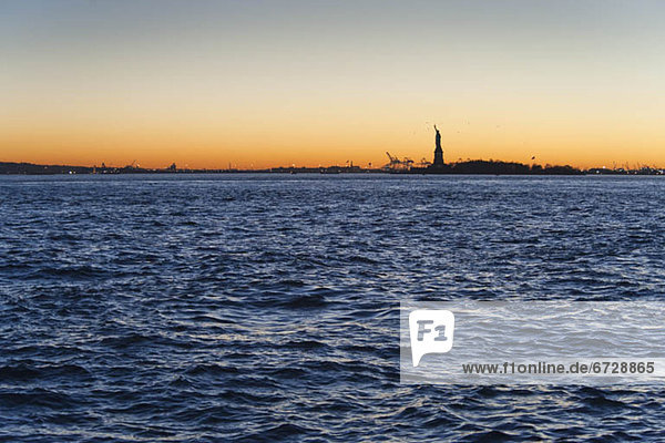 Fischereihafen  Fischerhafen  Vereinigte Staaten von Amerika  USA  New York City  Freiheit  Silhouette  Hintergrund  Statue