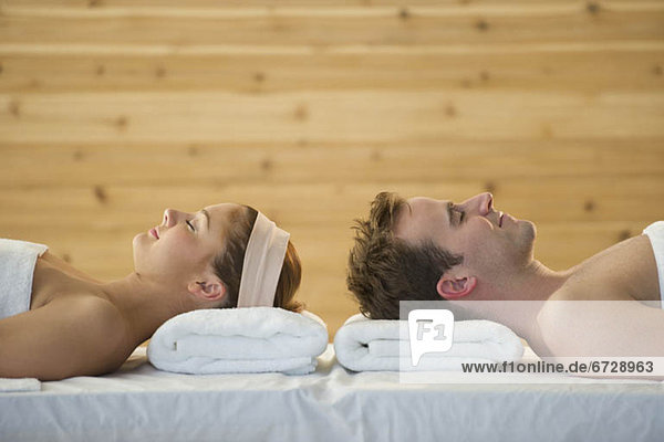 Vereinigte Staaten von Amerika USA liegend liegen liegt liegendes liegender liegende daliegen Portrait Spa jung Jersey City New Jersey
