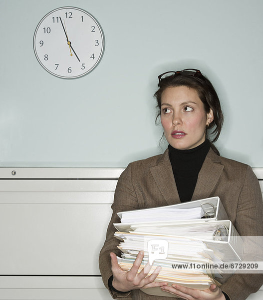 Stapel  Frau  halten  Büro  jung  Dokument  Felssäule