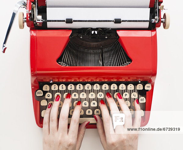 hoch  oben  nahe  Frau  Antiquität  Schreibmaschine  rot  tippen  polieren  Nagel  polnisch