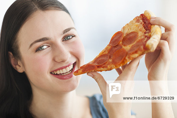 Portrait  Frau  lächeln  jung  Pizza  essen  essend  isst