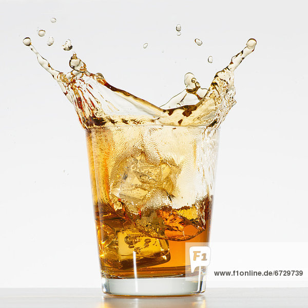 Glas  planschen  Eis  schießen  Studioaufnahme  würfelförmig  Würfel  Whiskey