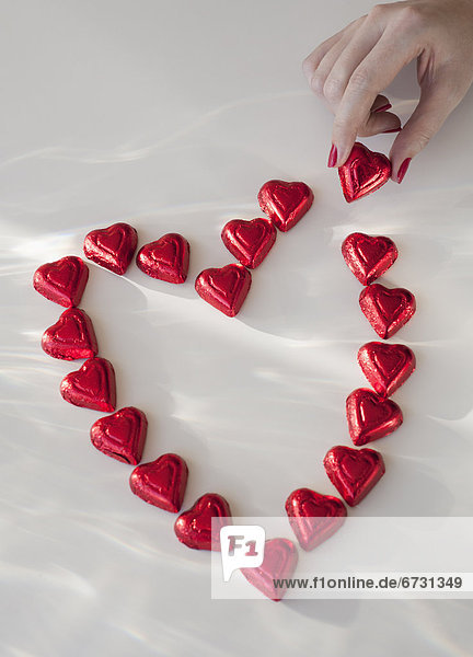 hoch  oben  nahe  Form  Formen  Frau  Produktion  Schokolade  rot  herzförmig  Herz  polieren  Nagel  polnisch