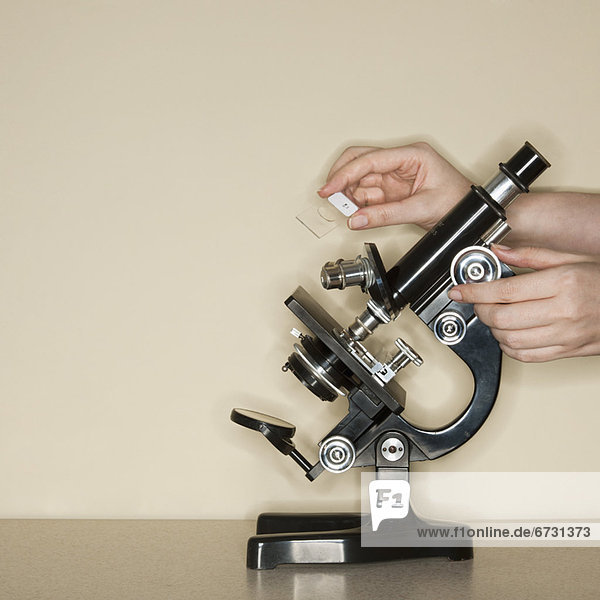 Frau  arbeiten  schießen  Studioaufnahme  Mikroskop