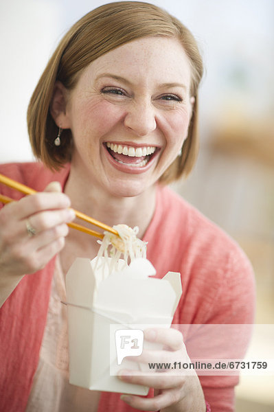 Vereinigte Staaten von Amerika USA Frau Lebensmittel chinesisch ausführen essen essend isst