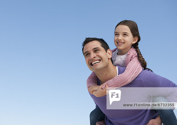 geben  Menschlicher Vater  fahren  huckepack  Tochter  5-9 Jahre  5 bis 9 Jahre  mitfahren