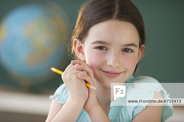Portrait  Bleistift  halten  5-9 Jahre  5 bis 9 Jahre  Mädchen