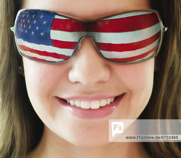 Frau  Vereinigte Staaten von Amerika  USA  Spiegelung  Fahne  Kleidung  Sonnenbrille