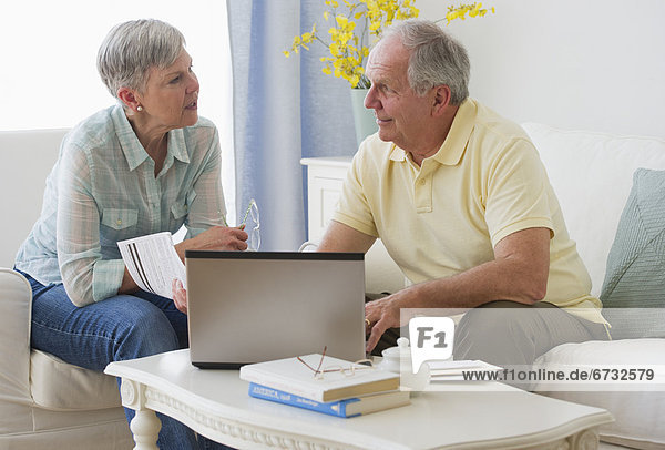 älteres Paar mit laptop
