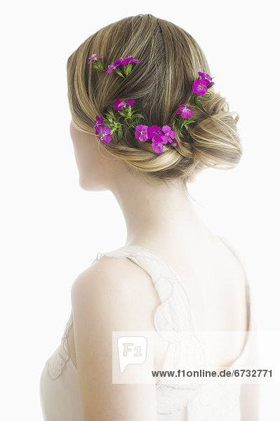 Junge Frau mit Blumen im Haar