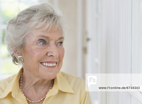Senior  Senioren  Portrait  Frau  sehen  Fenster  blättern
