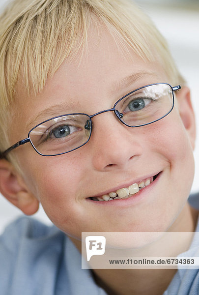 Portrait  Junge - Person  Kleidung  10-11 Jahre  10 bis 11 Jahre  blond