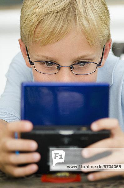 Junge - Person  Spiel  Camcorder  10-11 Jahre  10 bis 11 Jahre  spielen