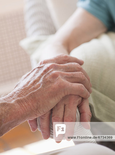 Senior  Senioren  Mensch  Menschen  Menschliche Hand  Menschliche Hände  faltig