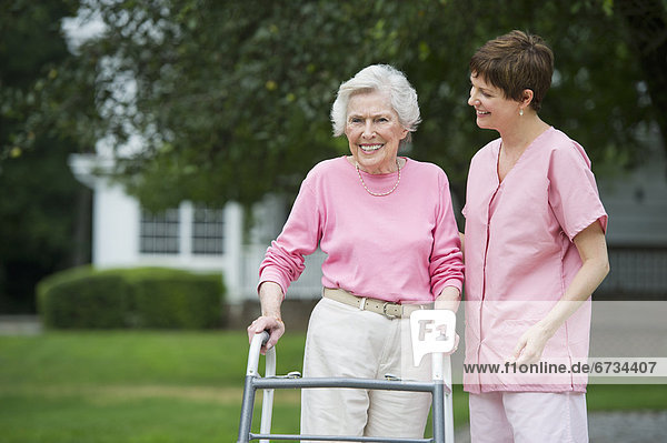 Senior  Senioren  Frau  Assistent  gehen  wandern  Sorge  Hilfe