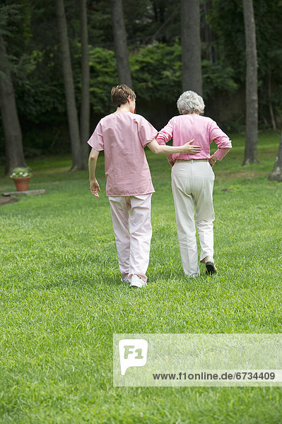 Senior  Senioren  Frau  Assistent  gehen  Garten  Sorge