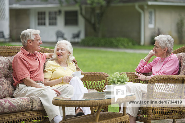 Senior Senioren Entspannung Couch Außenaufnahme