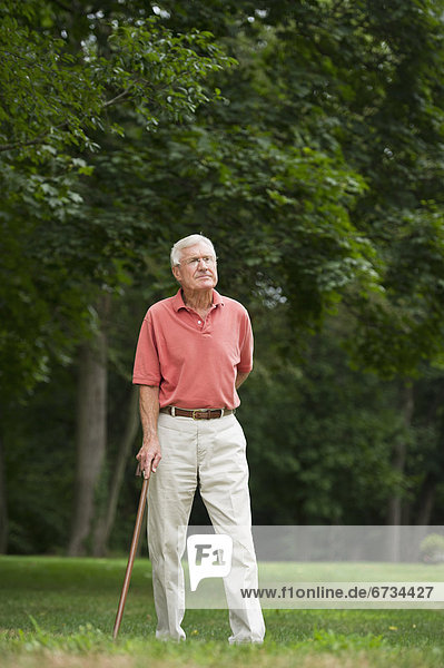 älterer Mann Stand im park