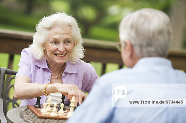 Senior  Senioren  Vordach  Schach  spielen