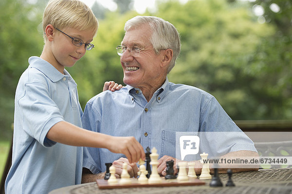 Enkelsohn  Großvater  Vordach  Schach  10-11 Jahre  10 bis 11 Jahre  spielen
