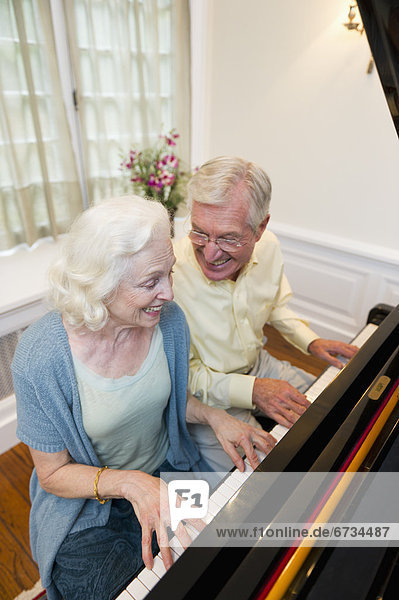Senior  Senioren  Klavier  spielen