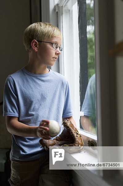 sehen  Fenster  Junge - Person  halten  Handschuh  blättern  Baseball