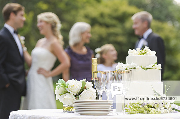 Hochzeit  Kuchen  Menschen im Hintergrund  Hintergrundperson  Hintergrundpersonen  Tisch  Champagner
