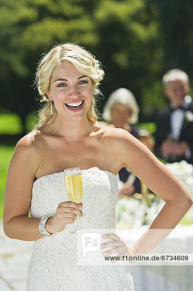 Portrait  Braut  halten  Champagner  Flöte