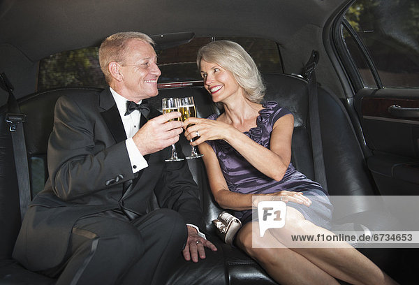 Braut  Menschliche Eltern  innerhalb  trinken  Champagner  Limousine