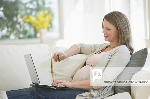 Frau  Internet  kaufen  Schwangerschaft  jung