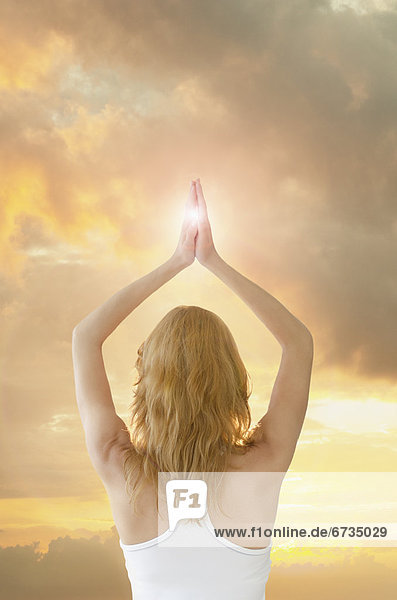 Frau  gestikulieren  Yoga  salutieren  Sonne