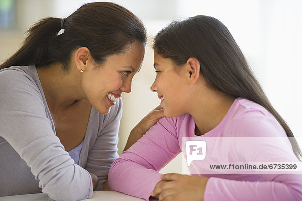 Interior  zu Hause  sprechen  Tochter  10-11 Jahre  10 bis 11 Jahre  Mutter - Mensch