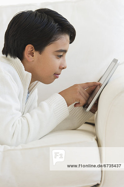 benutzen  Couch  Junge - Person  Tablet PC  12-13 Jahre  12 bis 13 Jahre