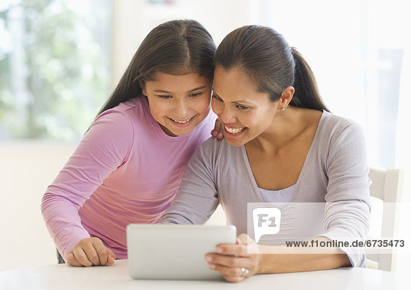 benutzen  Tablet PC  Tochter  10-11 Jahre  10 bis 11 Jahre  Mutter - Mensch
