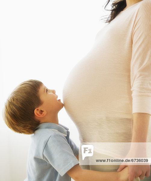 umarmen  Junge - Person  Schwangerschaft  5-6 Jahre  5 bis 6 Jahre  Mutter - Mensch