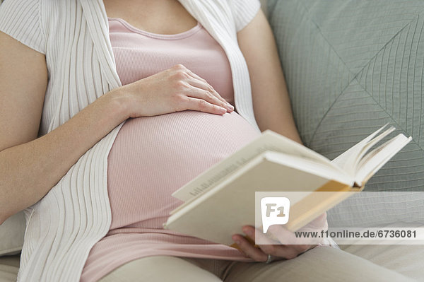 Frau  Mittlerer Ausschnitt  Buch  Schwangerschaft  Taschenbuch  vorlesen