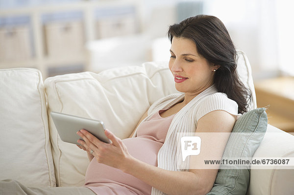 benutzen  Frau  Computer  Schwangerschaft  Tablet PC