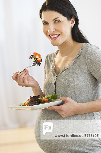 Portrait  Frau  Salat  Schwangerschaft  essen  essend  isst