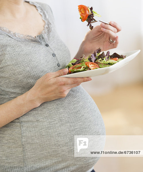 Frau  Mittlerer Ausschnitt  Salat  Schwangerschaft  essen  essend  isst