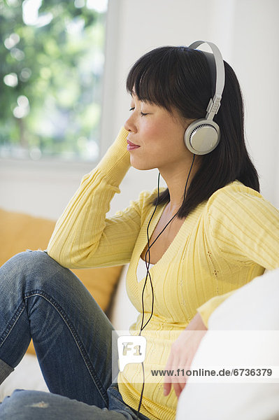 Frau listening Musik