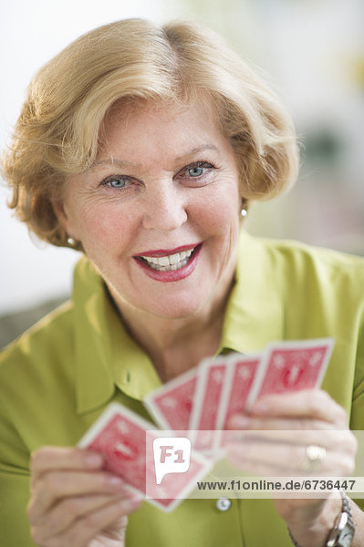 Senior  Senioren  Frau  Karte  spielen