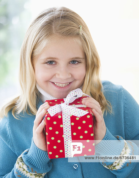 Geschenk  Portrait  lächeln  halten  5-9 Jahre  5 bis 9 Jahre  Mädchen