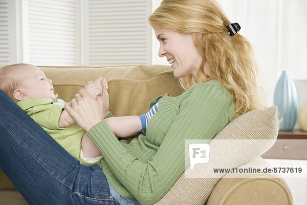 auf dem Schoß sitzen  Mutter - Mensch  Baby  spielen