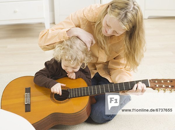 Gitarre Mutter - Mensch spielen