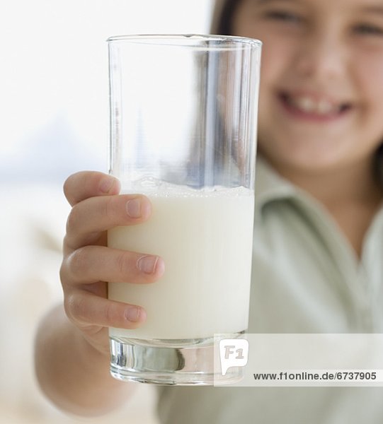 Mädchen hält Glas Milch