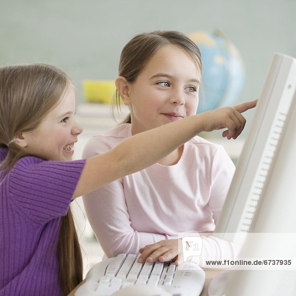 Computer  sehen  Klassenzimmer  2  Mädchen